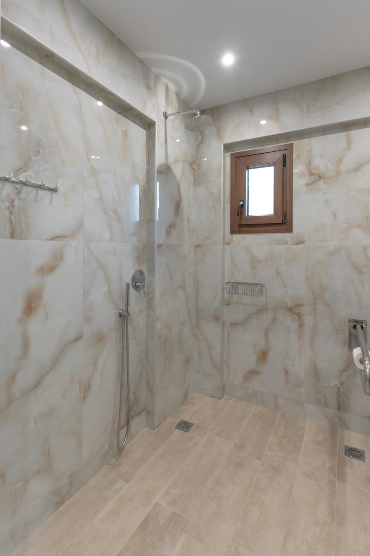 Sunshine Rooms And Suites Vrasná Екстериор снимка
