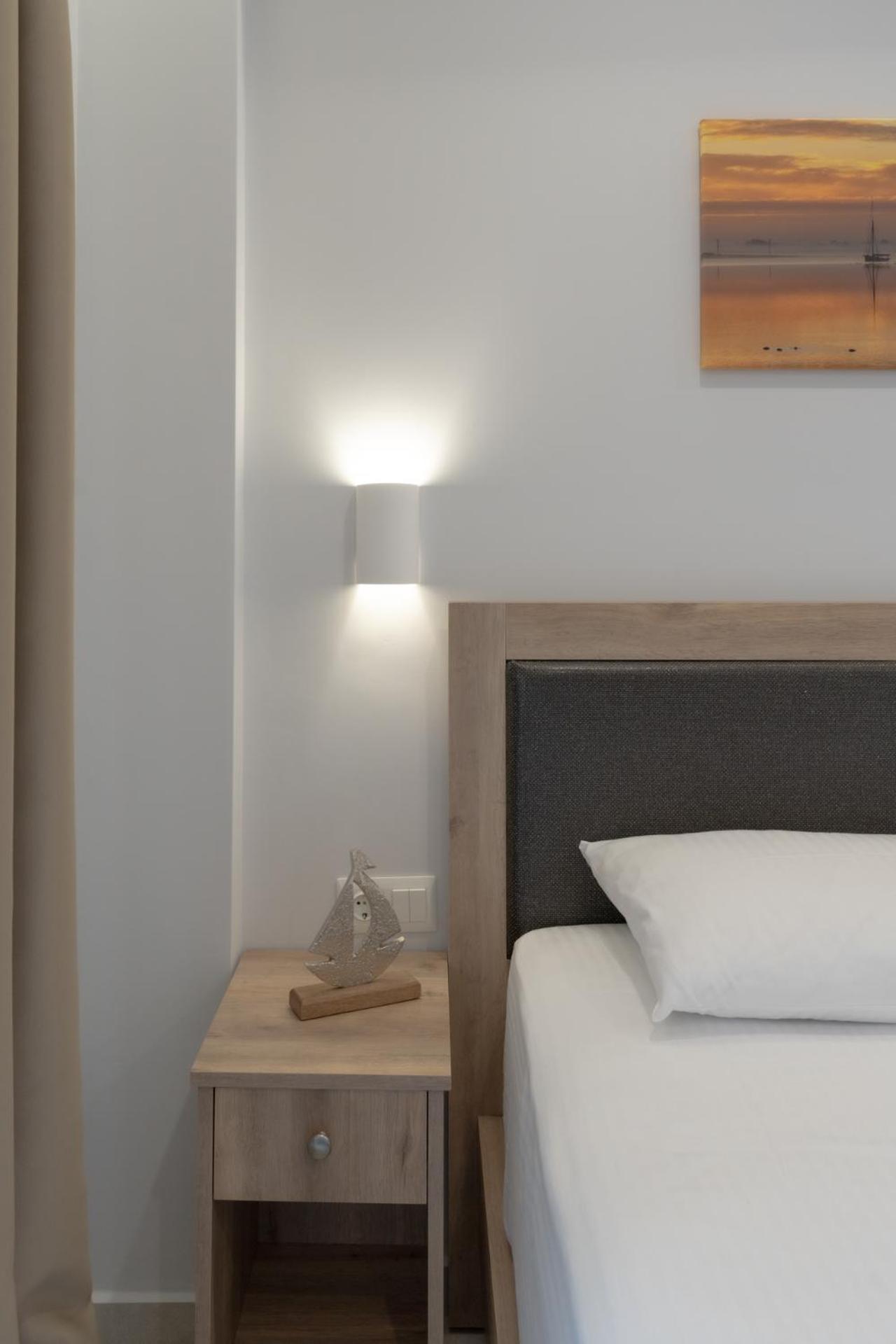 Sunshine Rooms And Suites Vrasná Екстериор снимка