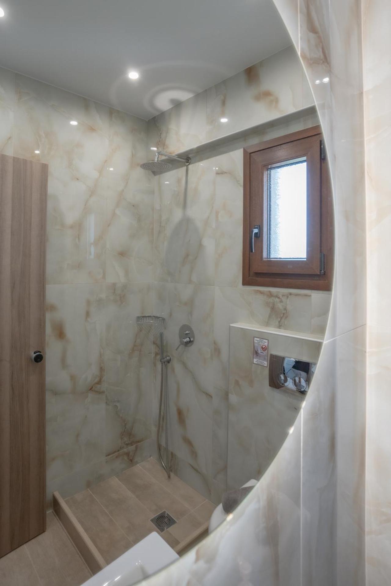 Sunshine Rooms And Suites Vrasná Екстериор снимка