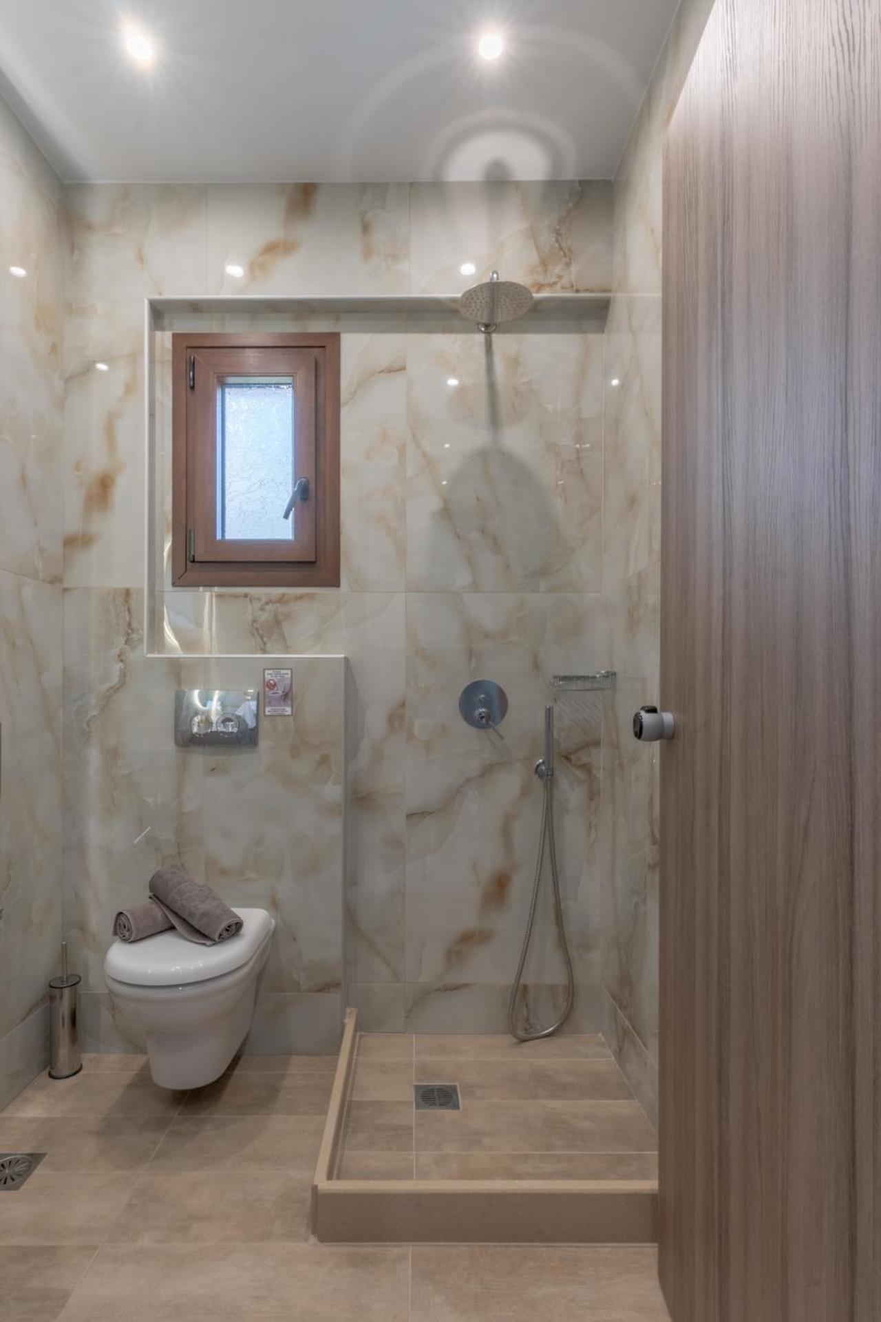 Sunshine Rooms And Suites Vrasná Екстериор снимка